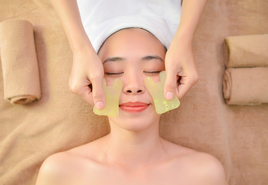 Căng da mặt tự nhiên với liệu trình massage mặt bằng ngọc thạch anh
