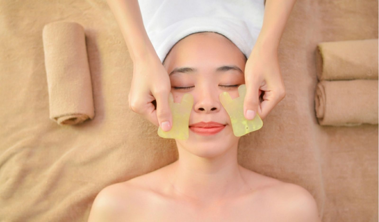 Massage chống lão hóa cho mắt với đá thạch anh